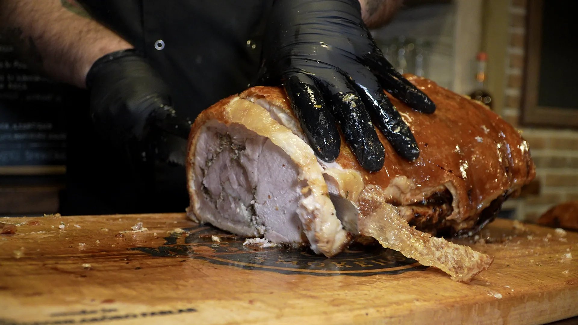 Gianpiero apre la porchetta sul tagliere